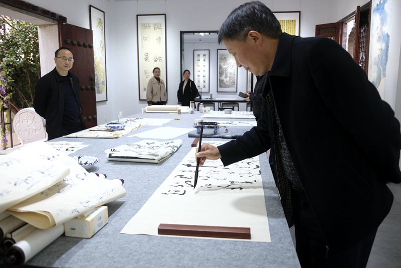 房縣政協(xié)書畫院正式對(duì)外開(kāi)放 展覽展示服務(wù)助力文化惠民